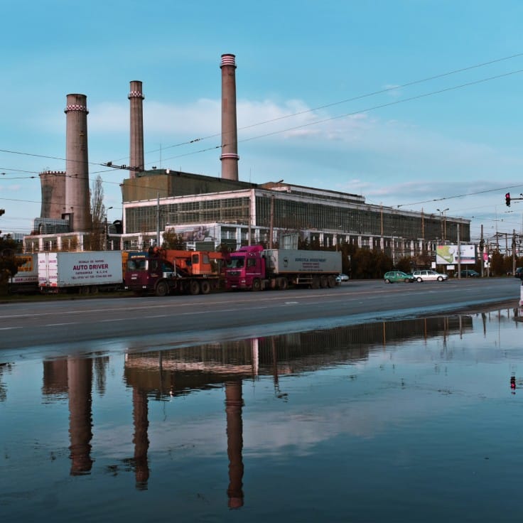 Usine devant un lac